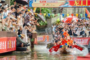 徐静雨：梅西这事干的不太好，但C罗也不咋地 两人都差不多