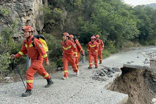 产出都不高！半场湖人三分14投6中&凯尔特人则是24投仅7中